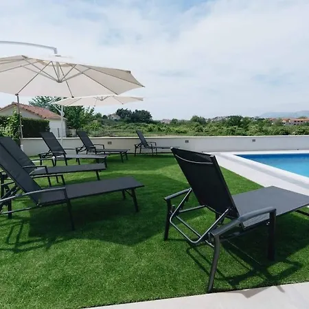 Pitunitum With Private Heated Pool Villa Podstrana